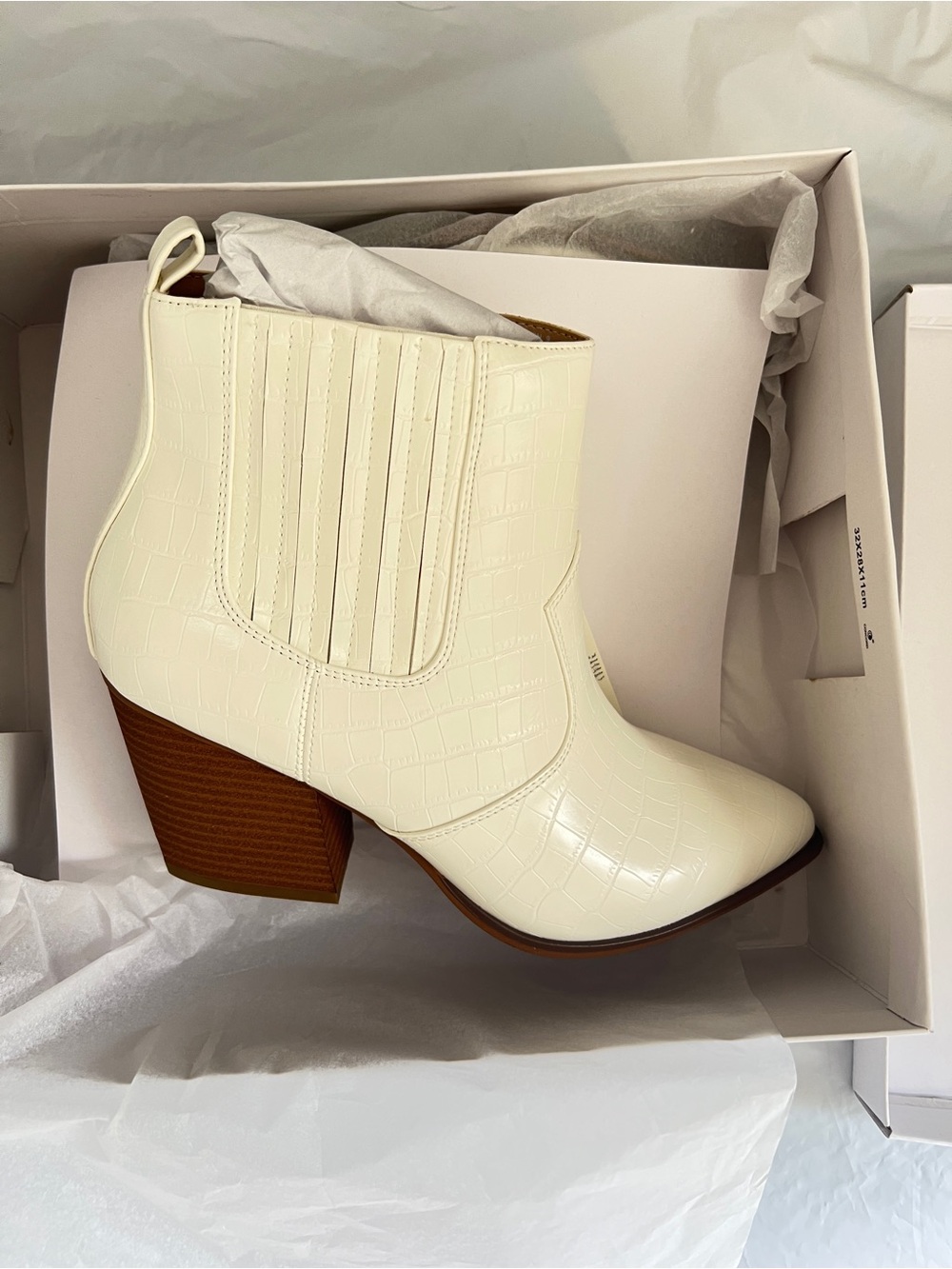 The Drop Sia White Croc Imprint Western Ankle Boots Pointed Toe Block Heel 9 NIB